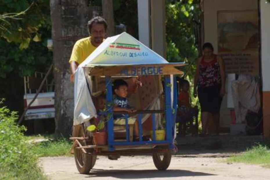 Artista y su hijo recorren Juchitán con albergue "móvil”
