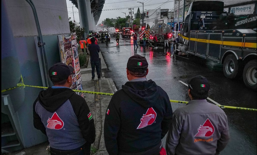 Una pipa de gas chocó sobre la avenida Tláhuac, tras sufrir una ponchadura de llanta, provocando una fuga en la línea de abastecimiento por lo que cuerpos de emergencia acudieron al lugar en la Ciudad de México, el 8 de octubre de 2025. Foto: Cuartoscuro.com