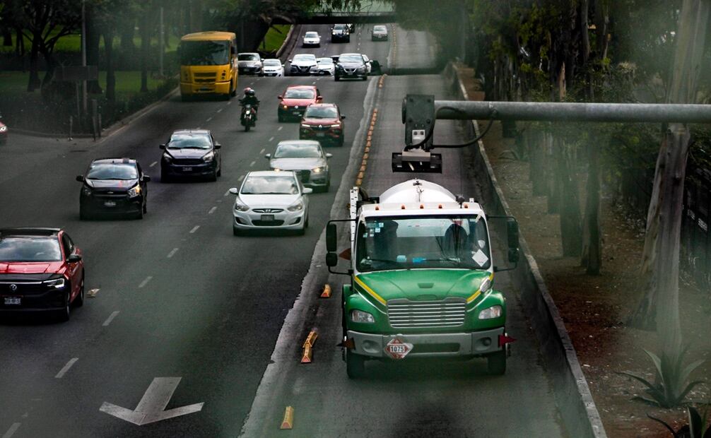 Es común que los automovilistas invadan el carril del Metrobús. Foto: Hugo Sandoval / EL UNIVERSAL