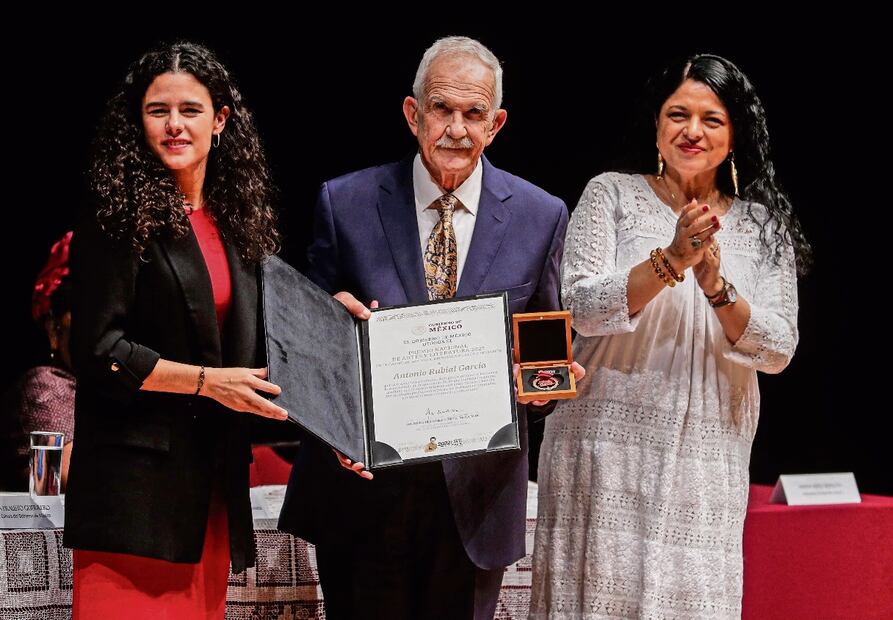 Antonio Rubial García recibe el Premio Nacional de Arte y Literatura en el campo de Historia, Ciencias Sociales y Filosofía. Foto: Gabriel Pano/ EL UNIVERSAL.