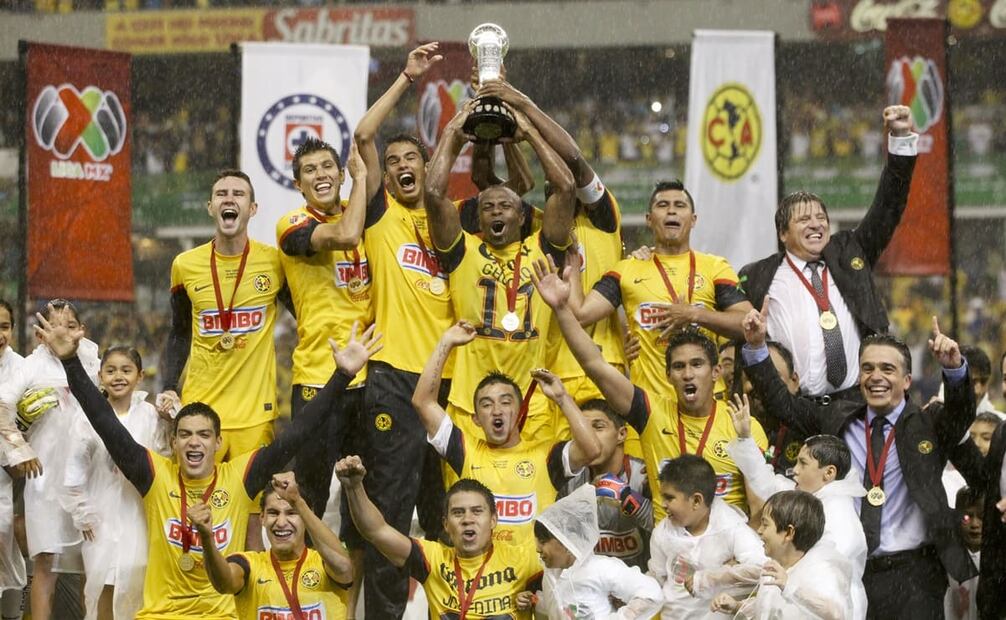 Americanistas levantan la copa del Clausura 2013, tras ganarle al Cruz Azul en ronda de penales. Foto: Ramón Romero/EL UNIVERSAL.