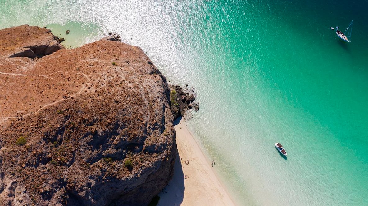 Aguas cristalinas con una variada paleta de azules, dramáticos acantilados, un mar con abundante vida y donde se refugian grandes animales; además, estos paisajes favorecen el distanciamiento social. Foto: Istock