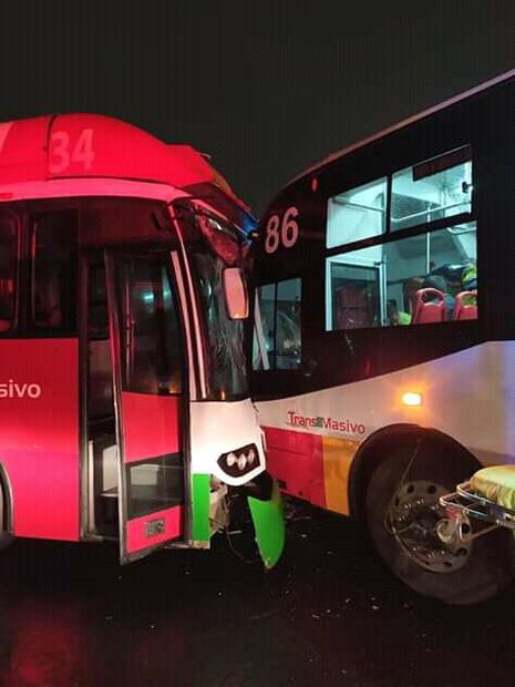 Choque de frente de dos autobuses del Mexibús deja 18 heridos