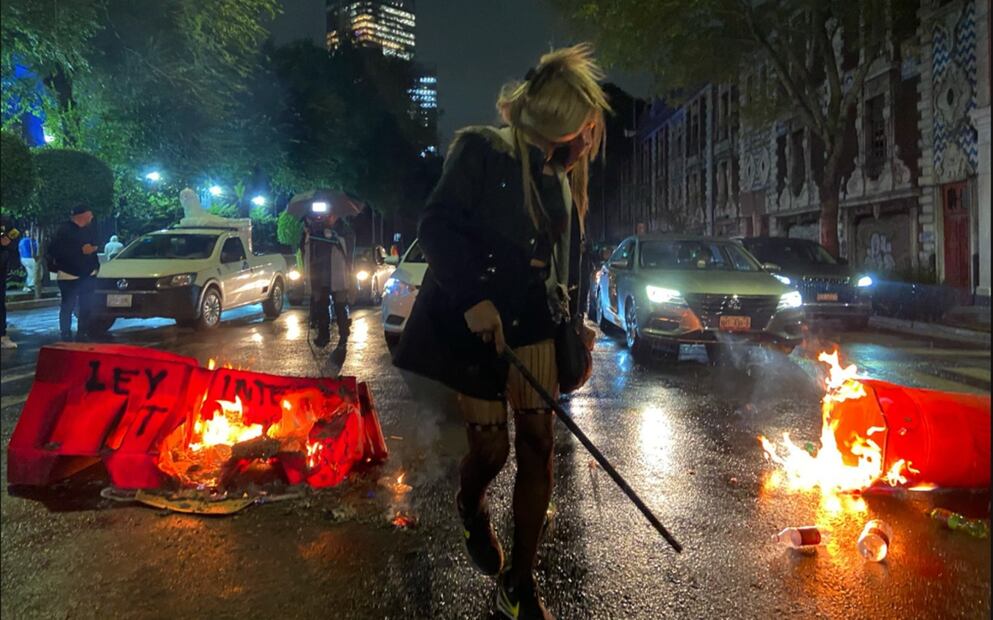 Integrantes de la comunidad trans que pedían se reconozca sus derechos quemaron señalamientos viales y tiraron la reja perimetral de la Secretaría de Gobernación en la Ciudad de México, el 28 de junio de 2025. Foto: Juan Carlos Williams