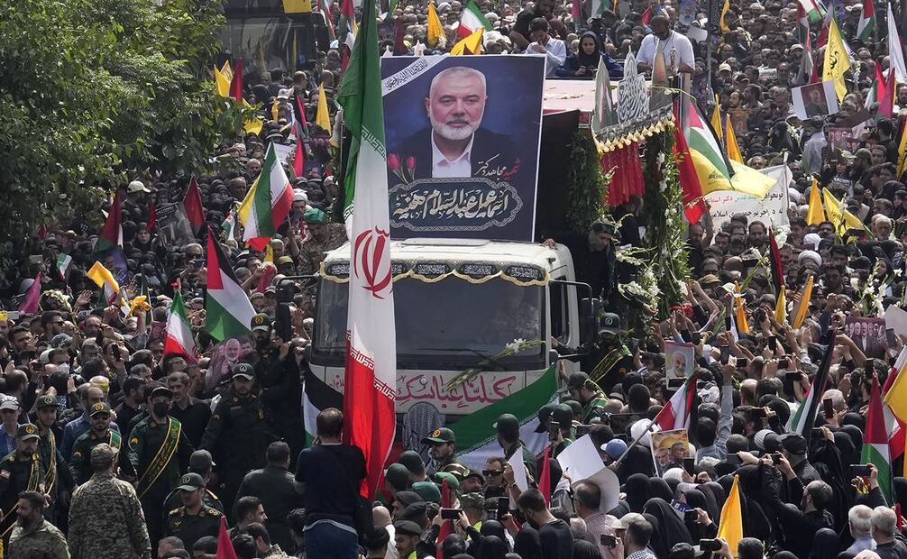 Los iraníes siguen a un camión, en el centro, que transporta el ataúd del líder de Hamás, Ismail Haniyeh. Foto: AP