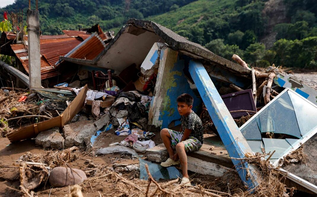 En la localidad de Chahuatlán, Veracruz, más de la mitad de las viviendas resultaron afectadas, tras las intensas lluvias del 10 de octubre que provocaron el desbordamiento del río, el 20 de octubre de 2025. Foto: Diego Simón Sánchez/EL UNIVERSAL