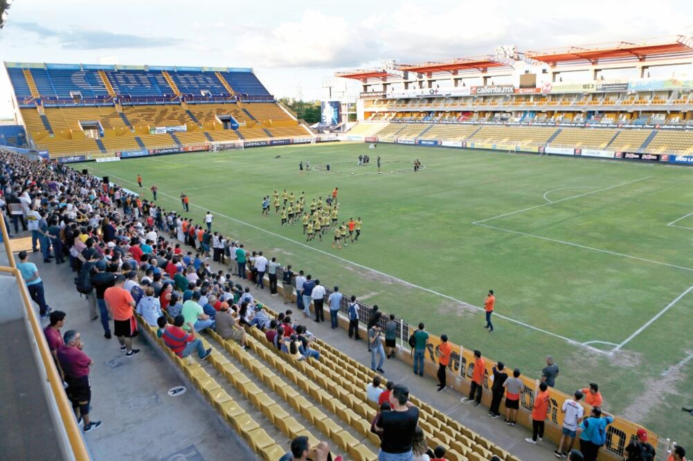 Alrededor de 3 mil fans acudieron al Banorte. (MARCO UGARTE. AP)