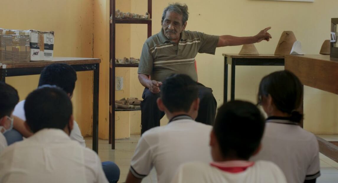 Ta’ Cándido en su visita al Museo de la Cultura Zapoteca en la escuela secundaria Enedino Jiménez. Cortesía del director Jorge Ángel.