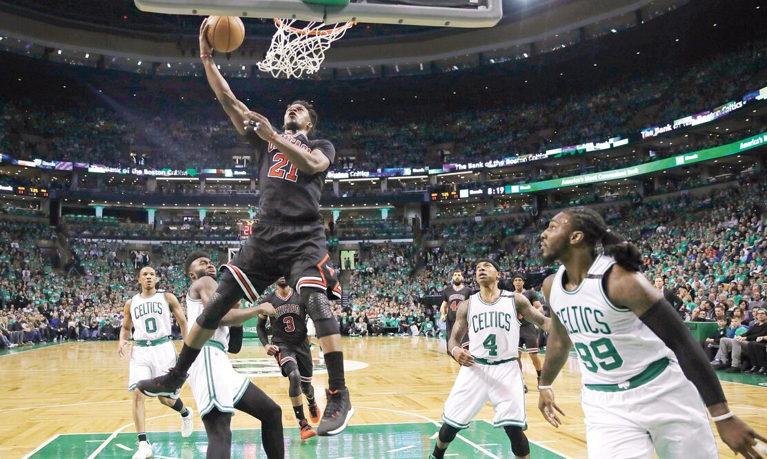 Jimmy Butler (21) anotó 22 puntos para Chicago. (CHARLES KRUPA. AP)