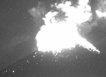 Así arroja el Popocatépetl material incandescente