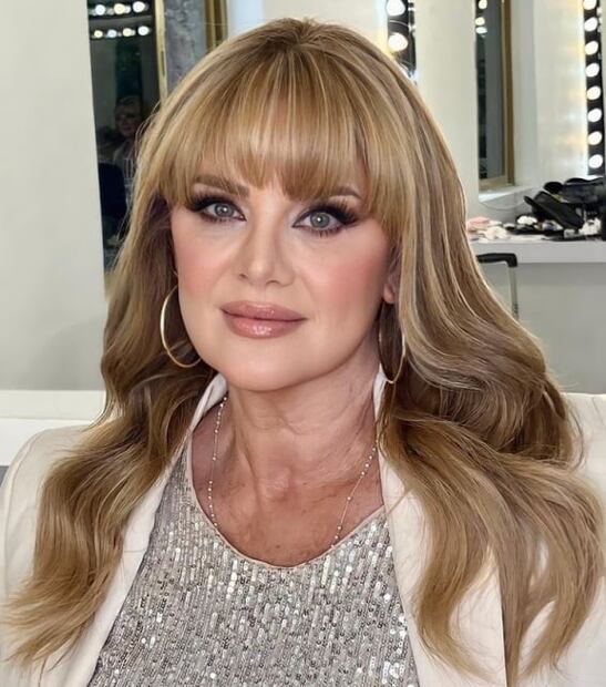 Erika Buenfil presume makeup con el que se ve de 20 años