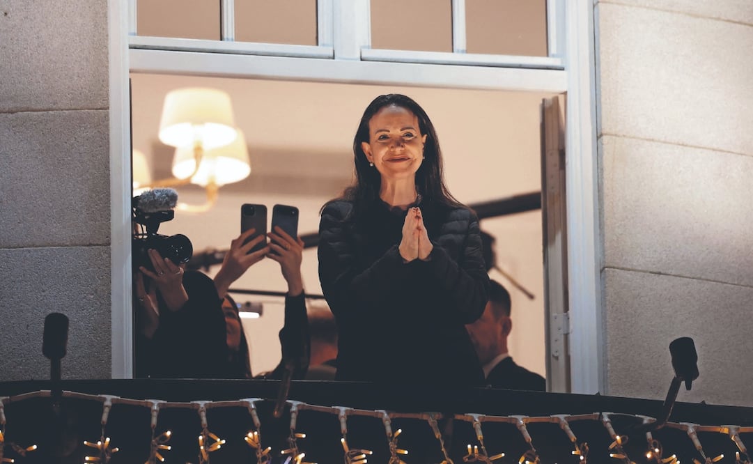 La Premio Nobel de la Paz, María Corina Machado, desde un balcón del Grand Hotel de Oslo, Noruega, la madrugada de este jueves. Foto: de ODD ANDERSEN. AFP