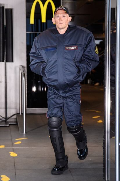 Vetements presenta colección en el McDonald's más grande de París y se vuelve viral