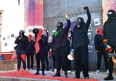 Feministas apoyan que renuncien funcionarios