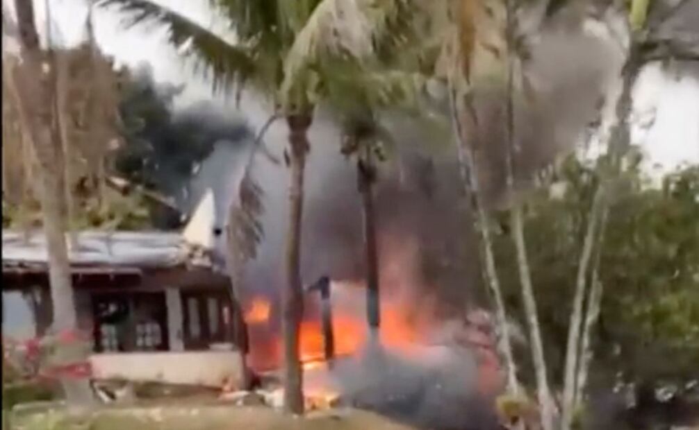 Imagen tomada de un video muestra fuego que sale de un avión que se estrelló en una vivienda en Vinhedo, en el estado de Sao Paulo, Brasil. Foto: AP