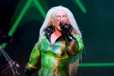 Christina Aguilera celebra el mes del orgullo con disfraz de Hulk, clasificación C 