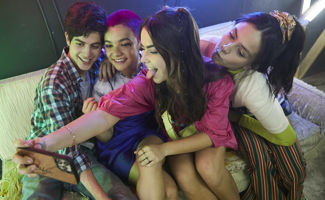 Dos preparatorianos entablan, sin conocerse, una relación vía WhatsApp. Foto: CORTESÍA