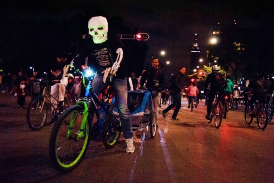 Hay nueva fecha para el Paseo Nocturno en bicicleta de Día de Muertos