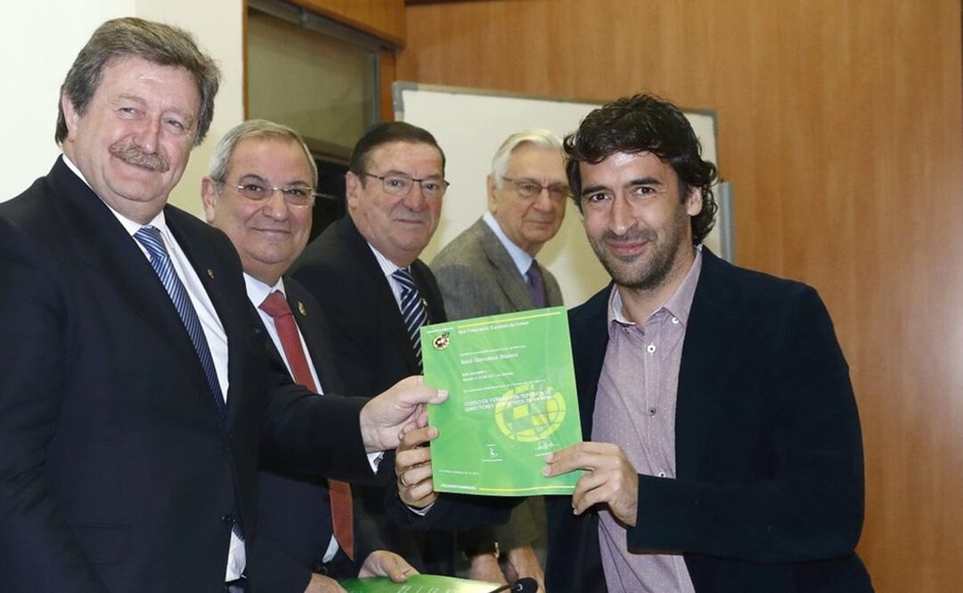 Twitter(@rfef) Raúl recibiendo su diploma acreditativo tras finalizar el curso de la RFEF.