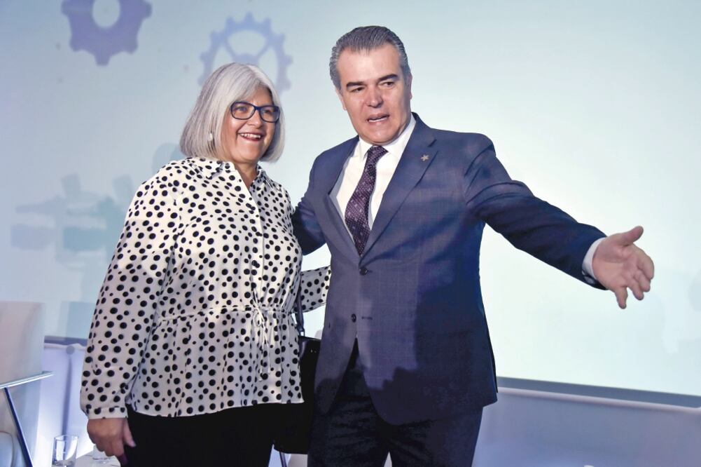 El secretario de Hacienda, José Antonio González Anaya (segundo de der. a izq. ) , participó ayer en la reunión mensual del Consejo Coordinador Empresarial. (CORTESÍA)