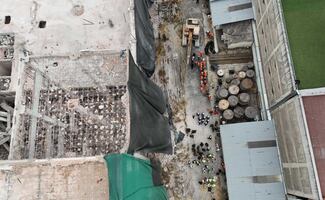 Colapsa estructura de edificio en demolición en San Antonio Abad; una persona es hospitalizada y tres más siguen atrapadas