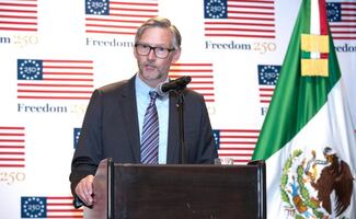 Él es Douglass Benning, nuevo jefe adjunto de Misión de la embajada de EU; destacan su conocimiento en relación bilateral
