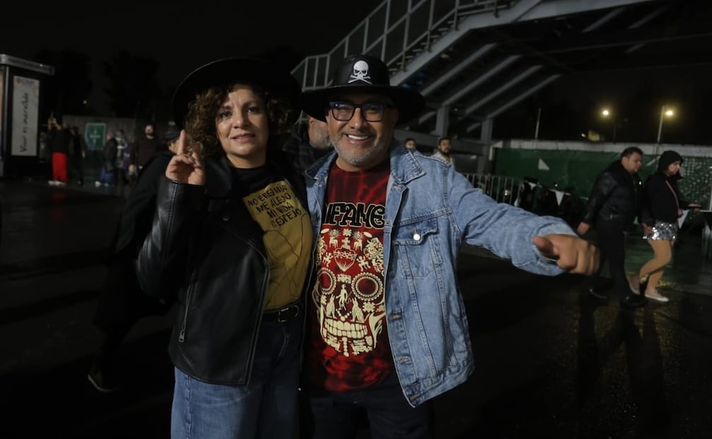 Entre atuendos que mezclaban el cuero y el característico sombrero del cantante, los fans desfilaron por el Estadio GNP. Foto: Gabriel Pano/ EL UNIVERSAL.