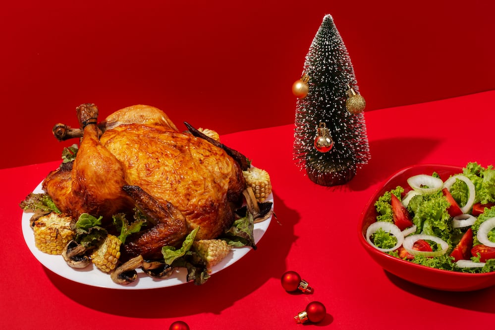 El pavo es el protagonista de la cena de Navidad, pero una mala cocción puede hacer que la carne quede seca. Foto: Freepik