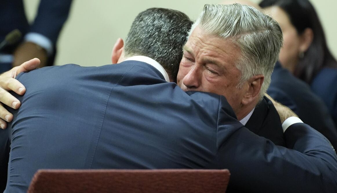 Baldwin abraza a su abogado Alex Spiro (L) al concluir su juicio por homicidio involuntario en el Tribunal de Distrito del Condado de Santa Fe. Foto: EFE/EPA/RAMSAY DE GIVE / POOL.