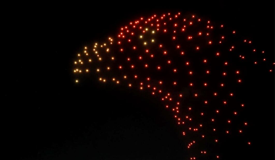 Espectáculo de drones de la empresa Space Drone Show en la Base Aérea Militar 1 Santa Lucia en conmemoración de los 80 años del regreso del Escuadrón 201, tras participar en la Segunda Guerra Mundial, el martes 18 de noviembre de 2025. Foto: Gabriel Pano/EL UNIVERSAL
