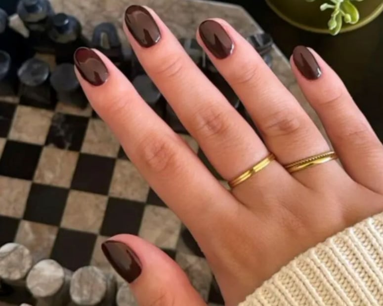 Las uñas chocolates pueden tener un subtono amarillo o verdoso. Foto: Etsy