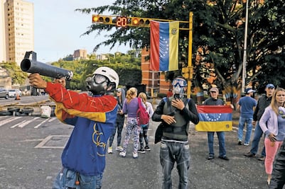 Diálogo, por las buenas o por las malas, dice Maduro