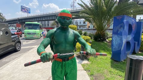 Miguel Ángel, el artista urbano que da vida a la legendaria Tortuga Ninja en Mixcoac; “No tengo un sueldo, pero tengo un motivo para levantarme"