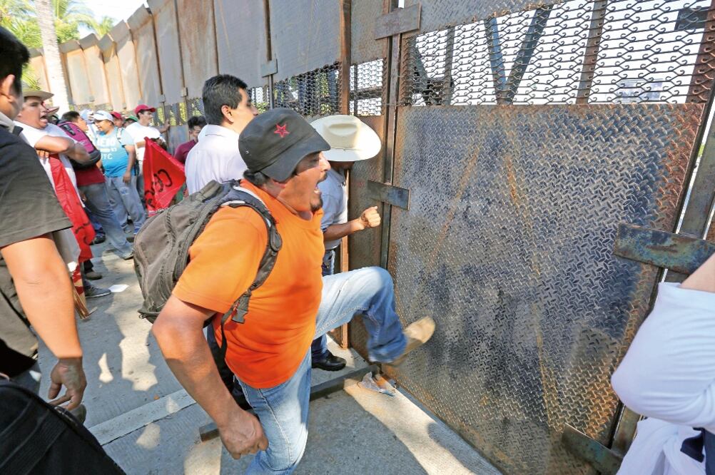 Profesores se manifestaron a las afueras del recinto donde se llevó a cabo la evaluación docente, cuyo perímetro fue resguardado por policías federales (JAVIER VERDÍN. XINHUA)