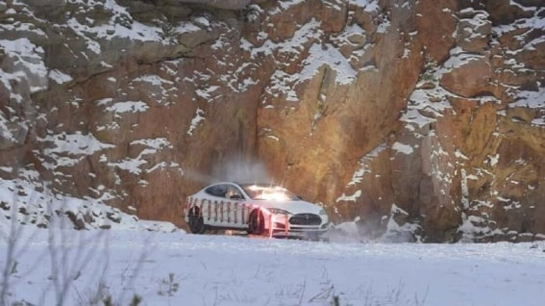 Video: con explosivos, youtuber destruye auto Tesla de casi 3 millones