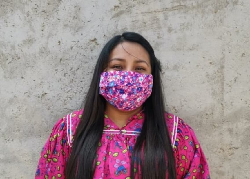 Artesanas tarahumaras elaboran cubrebocas para evitar contagio por Covid-19