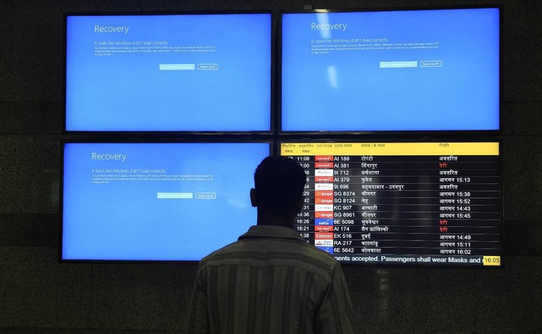 Usuarios esperando sus vuelos tras afectaciones por caída de Microsoft. Foto: EFE