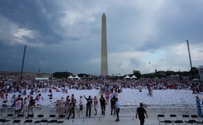 Asistentes llegan al National Mall para un evento del Día de la Independencia en el 250 aniversario de Estados Unidos en Washington, el sábado 4 de julio de 2026, bajo un cielo tormentoso (04/07/2026). Foto: AP