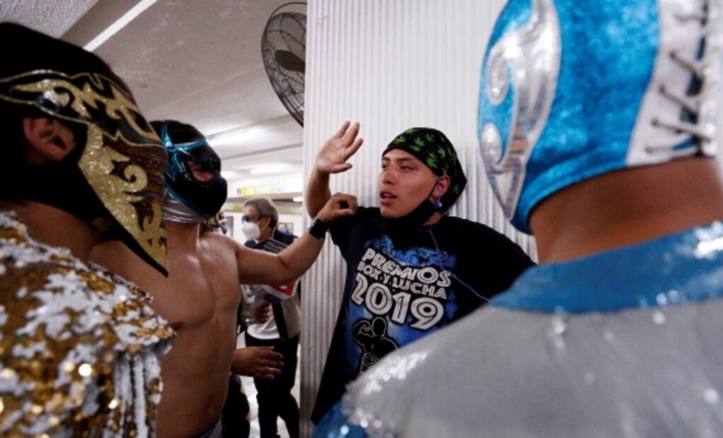 Del ring al Metro CDMX: luchadores castigan a usuarios que no usan cubrebocas y reparten gel antibacterial