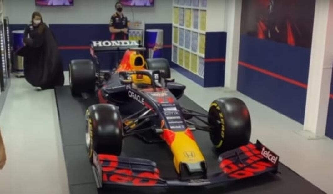 Llega a la Central de Abastos el auto del Checo Pérez