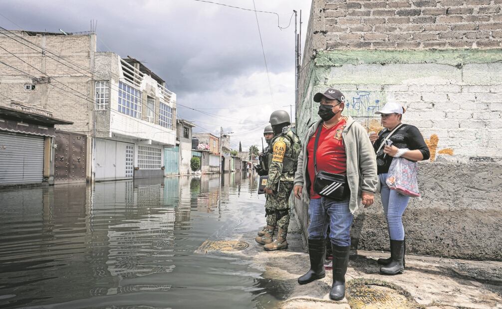 Desde el 2 de agosto cientos de habitantes de las colonias Culturas de México, Jardines de Chalco y Jacalones, principalmente, están bajo las aguas negras porque la red de drenaje se colapsó.Foto: Gabriel Pano / El Universal