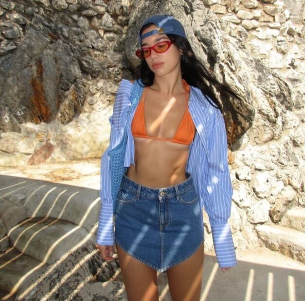 Dua Lipa revive la tendencia polka dots con bikini de infarto