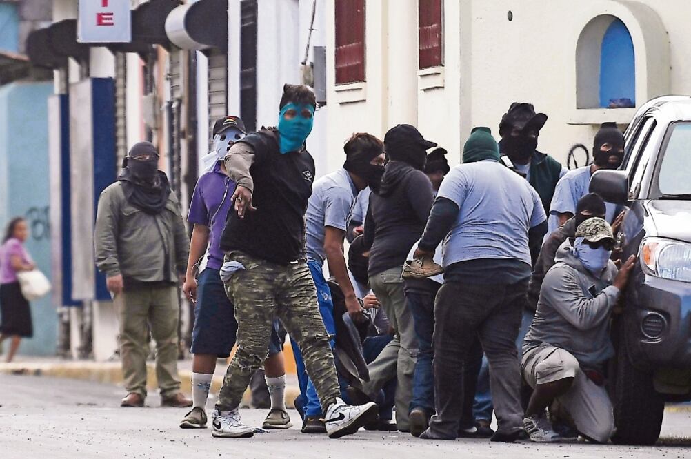 Paramilitares rodean la basílica de San Sebastián, en Diriamba, Nicaragua (MARVIN RECINOS. AFP)