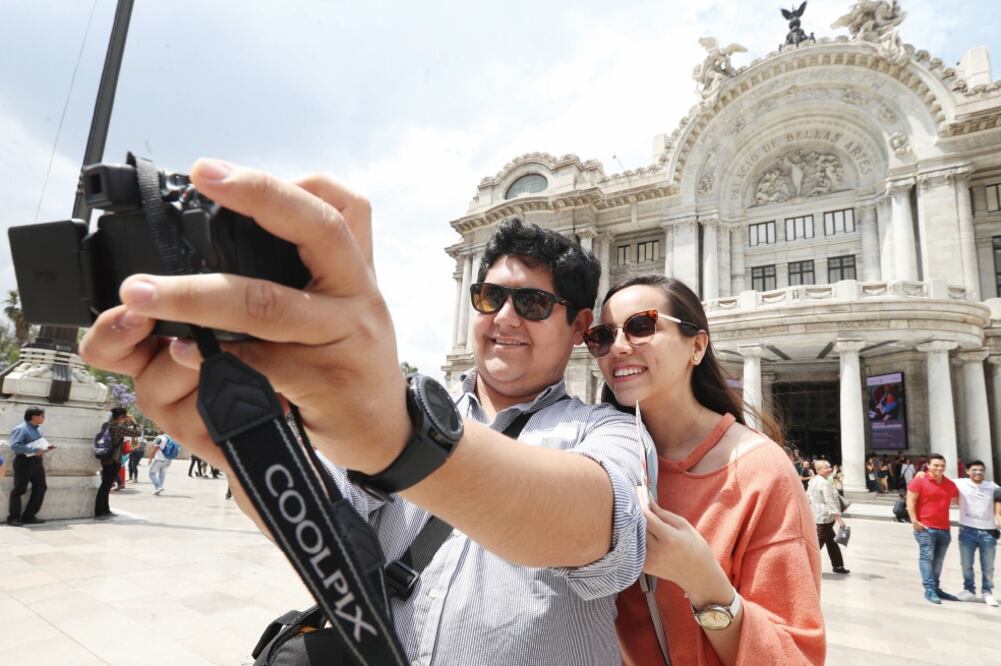 Turistas aprovechan estos días de asueto para recorrer los museos que hay en la capital del país y no dejan pasar la oportunidad para tomarse una selfie de recuerdo frente a Bellas Artes (Foto: Berenice Fregoso/El Universal)