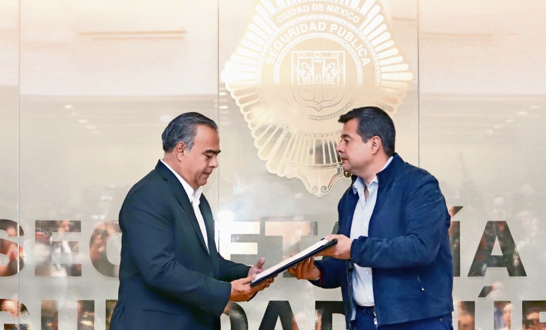 El Ejecutivo local, José Ramón Amieva, le entregó el nombramiento que le dio el presidente Enrique Peña Nieto a Raymundo Collins como titular de la SSP. (BERENICE FREGOSO. EL UNIVERSAL)