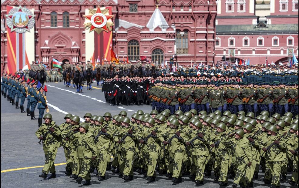 Militares rusos marchan en el Día de la Victoria en la Plaza Roja de Moscú, el 9 de mayo de 2025, durante las celebraciones del 80 aniversario de la victoria sobre la Alemania nazi en la Segunda Guerra Mundial. Foto: AP