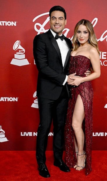 Carlos Rivera y Cynthia Rodríguez, juntos en la ceremonia previa a los Latin Grammy 2025. 
Foto: Getty Images via AFP.