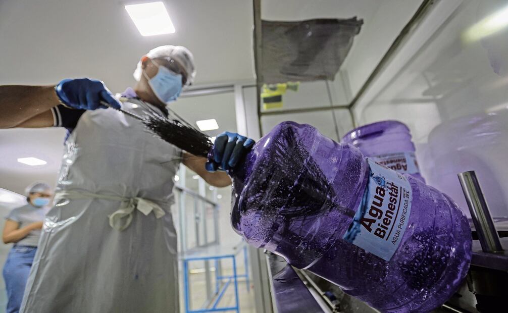 Los garrafones pasan por un meticuloso proceso de purificación que inicia con la extracción del líquido de los pozos, explicó el titular de la Segiagua. Foto: Gabriel Pano / EL UNIVERSAL