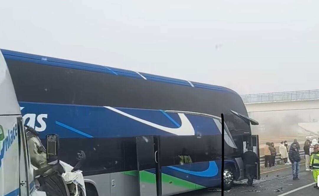 Un tráiler chocó con un autobús en la carretera Toluca-Atlacomulco, en el Estado de México. Foto: Especial