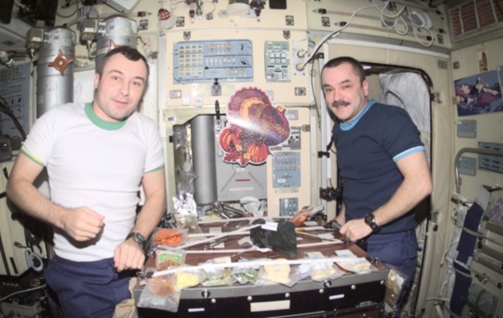 Cómo preparar una cena de Thanksgiving en el espacio